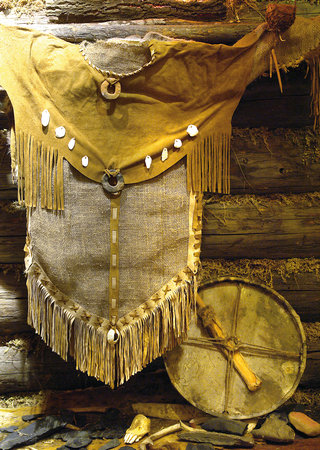 Уголок шамана – костюм и бубен